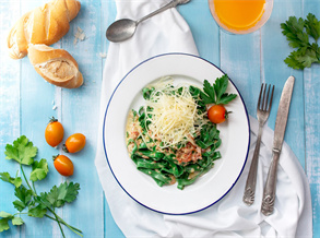 Spinach pasta with cheese and meat sauce