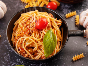 Spaghetti with tomato and meat sauce