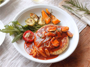 Fried meatloaf with vegetables and sauce