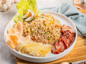 Fried rice with chicken and shrimp chips