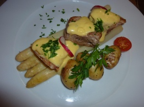Asparagus with Steak and Hollandaise Sauce