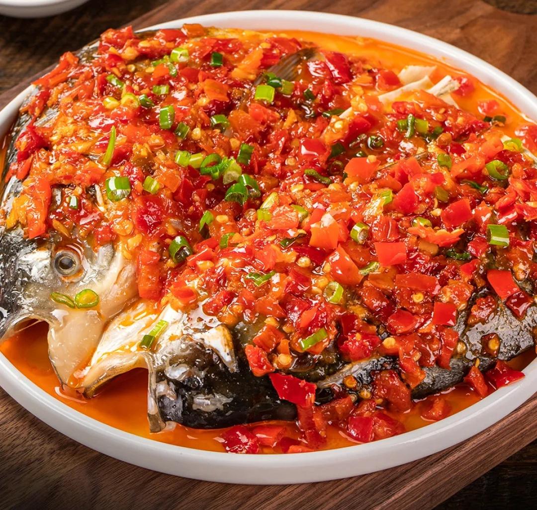 Fish head with chopped pepper