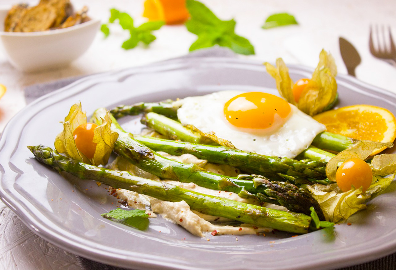 Carvão Grelhado Okra com Esfregações de Chá